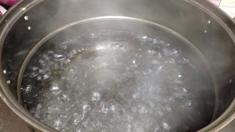 芫爆毛肚,锅内加水烧开,倒入料酒