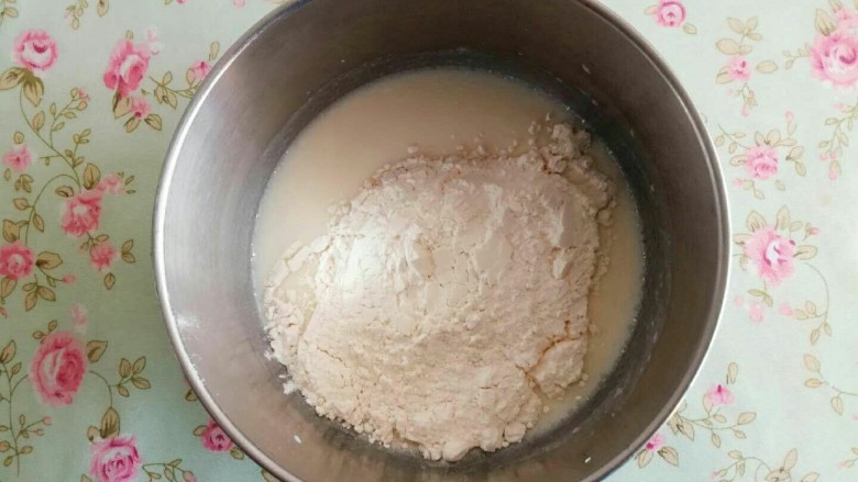 肉松戚风蛋糕,加入过筛后的面粉,上下左右拌匀,不要画圈圈。
