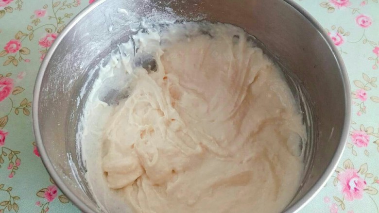 肉松戚风蛋糕,拌匀后的状态,有点稠不要紧。