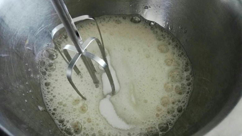 肉松戚风蛋糕,待打出图片气泡状,加入2分之一的糖,启动中速打发。
