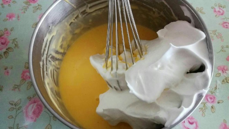 肉松戚风蛋糕,分次将蛋白倒入蛋黄糊中,用蛋抽或者刮刀混合面糊。