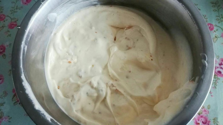 肉松戚风蛋糕,简单的混合,这是拌好的面糊。