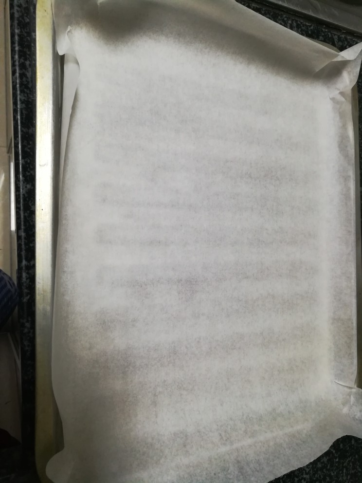 超级好吃的肉松芝麻卷,没有不粘烤盘,所以铺了一层厨房纸。