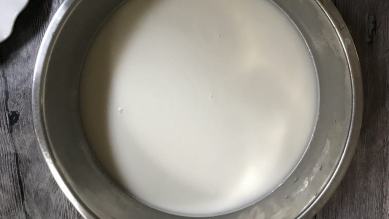自制凉皮,把洗面团的水放在一个大盆中。静置四个小时,如果过夜需要放入冰箱冷藏。