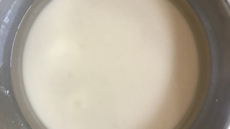 自制凉皮,静置好的面糊,上边有一层黄色的水,慢慢的倒掉。剩下的就可以做凉皮了。