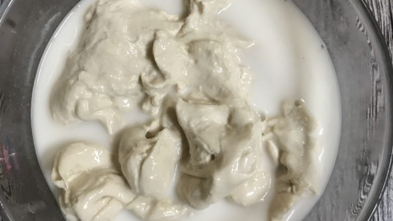 自制凉皮,现在开始洗面团,像洗衣服那样搓洗就可以