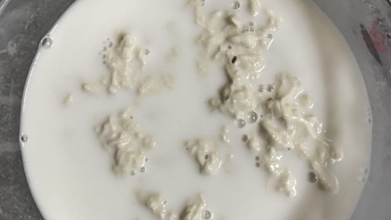 自制凉皮,多洗几遍,直至水变得不那么混浊,我洗了八次。