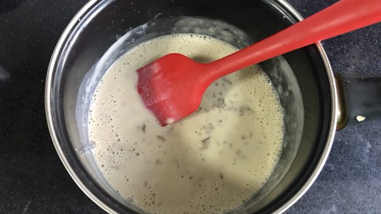 玫瑰雪糕,搅拌均匀,放入冰箱冷藏一个小时。