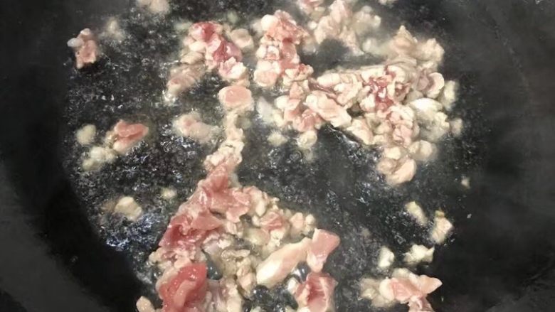 什锦烧麦,锅中放入少量食用油,煸炒肉丁。