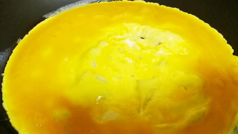 鱼香鸡蛋,倒入鸡蛋,至半凝固状态