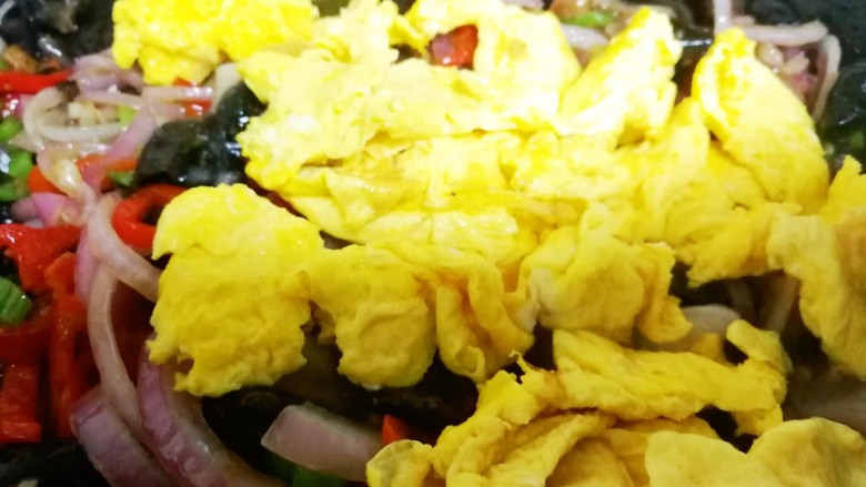 鱼香鸡蛋,倒入鸡蛋,翻炒均匀出锅