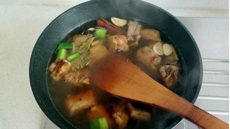 红烧排骨,在倒入开水,让水漫过排骨,大火烧开后转小火,煲45分钟