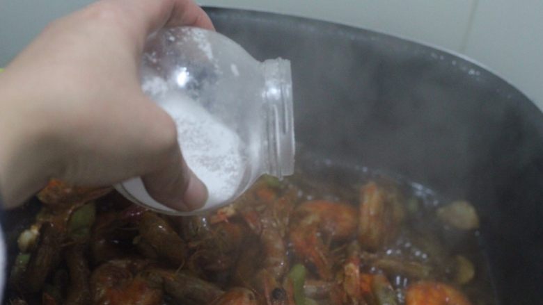 油焖大虾的正确打开方式,8分钟过后放1到2克盐就好,主要用来提鲜,喜欢放蚝油的那就不要再放盐了,蚝油很咸。