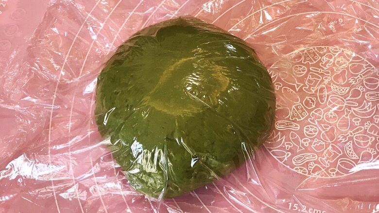火腿芝士手撕面包,发酵好的面团揉搓排气,盖上保鲜膜醒20分钟