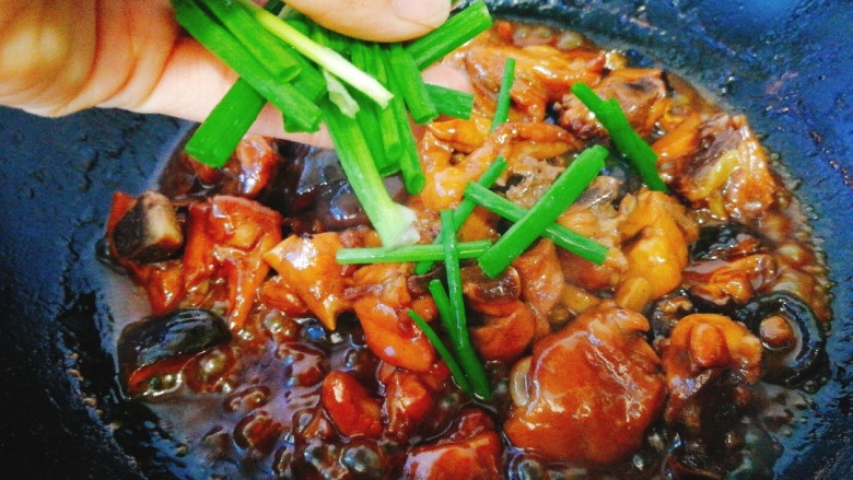 菌类料理+香菇焖鸡,收汁即可,加入香葱
