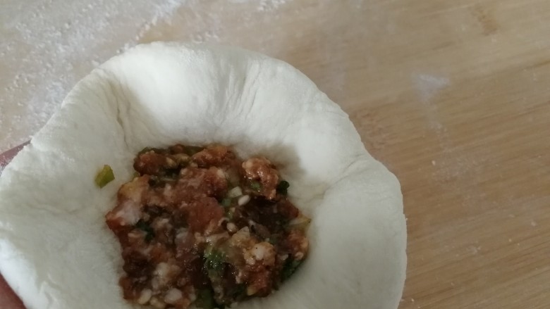 香葱猪肉烧饼,开始包馅饼,跟包包子差不多。(如图),肉馅比包子馅要少放点,否则容易露馅。