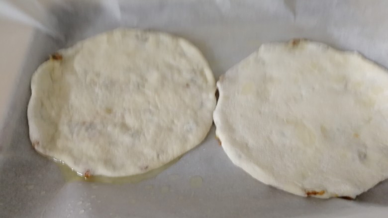 香葱猪肉烧饼,油纸上抹油,放上烧饼。