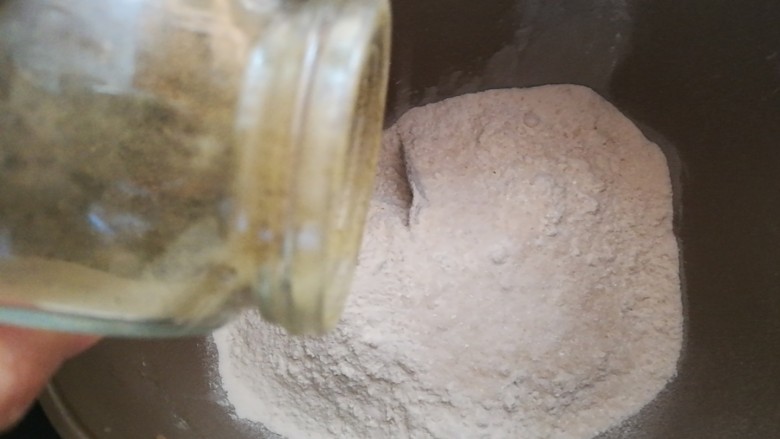 瘦身解压,茉莉花茶全麦土司,将面粉倒入面包机中,茉莉花茶粉加入面粉中