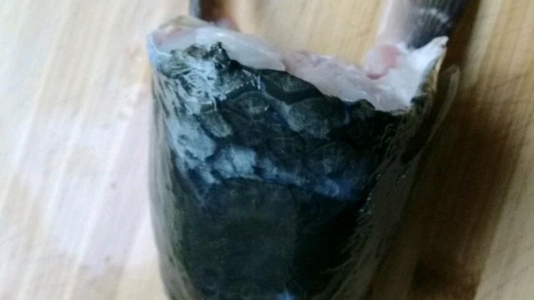 剁椒鱼头,鱼头一个清理干净