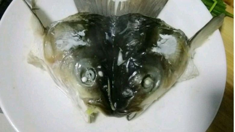 剁椒鱼头,倒掉汤汁，拿掉葱姜丝