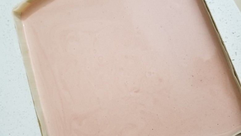 玫瑰奶油蛋糕卷,倒入28*28烤盘中(烤盘需垫油布),面糊有流动性,往四个角倾斜,再微微晃动,轻震两下就非常平整,放入提前预热好的烤箱内中层,170度20分钟左右,想要正卷可以再最后5分钟开热风模式,出炉盖上油纸倒扣,拿走烤盘并轻轻撕掉油布,再盖上一张油纸,避免蛋糕体干掉,放凉备用