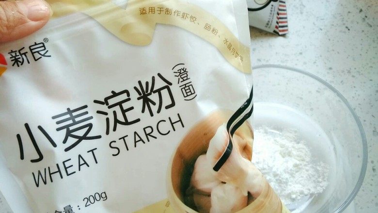 椰蓉裹艾草青团,澄粉称好后,拿一双筷子,边加入开水边快速搅拌。