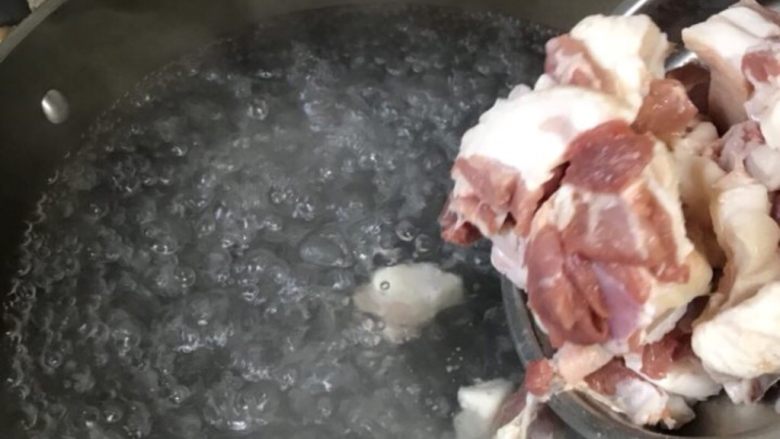 土豆烧肉,五花肉焯水