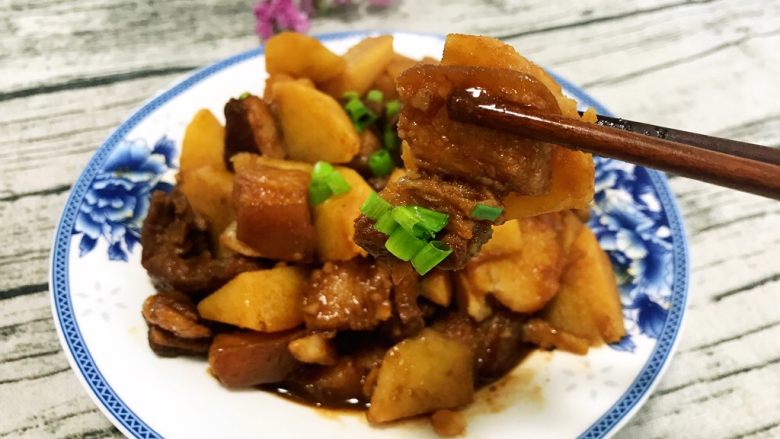 土豆烧肉,美味的土豆烧肉好了，快来尝尝吧😋