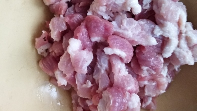 中式肉酱意面,切肉丁。