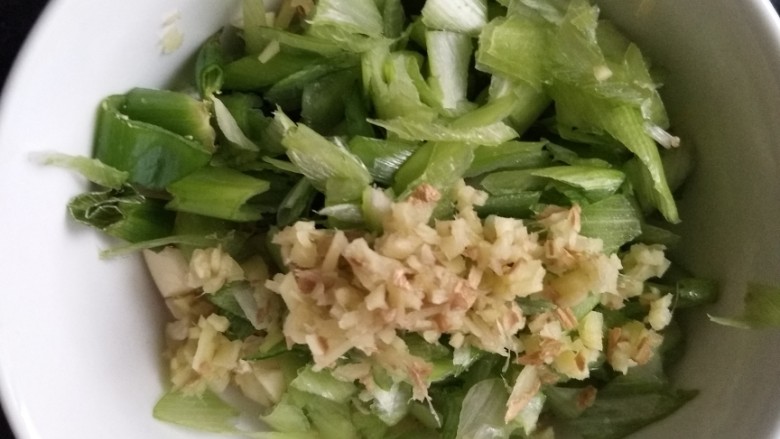 中式肉酱意面,葱花,姜切碎。葱花可以稍微大一些。