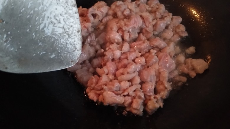 中式肉酱意面,热锅凉油,肉丁控水,放入炒锅炒制。
