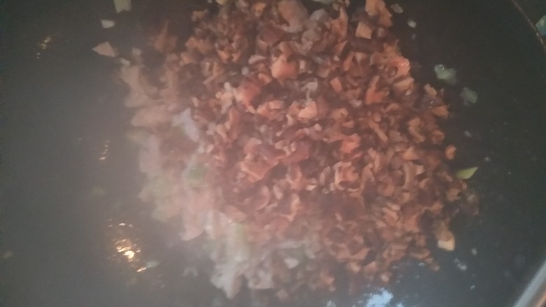 中式肉酱意面,炒制肉色变白,放入香菇。