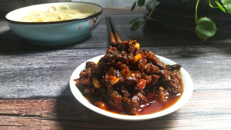 中式肉酱意面,肉酱做好了,<a style='color:red;display:inline-block;' href='/shicai/ 533'>意大利面</a>煮八分钟,捞出。