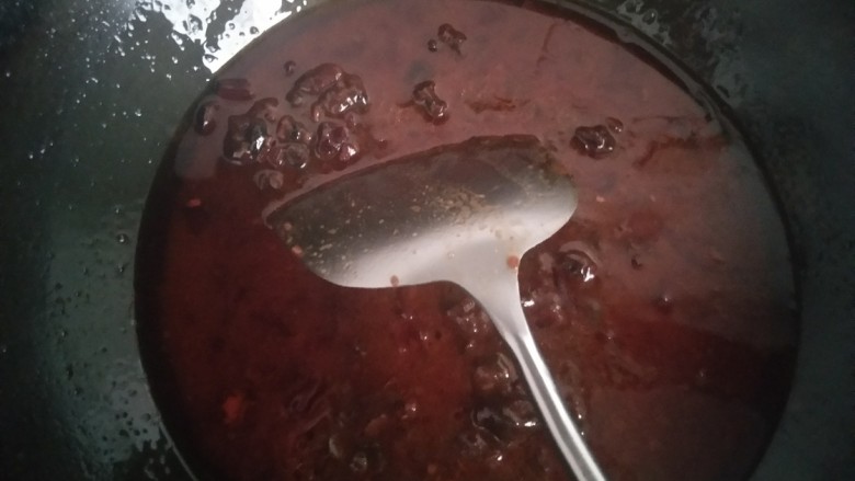 中式肉酱意面,炒制酱料,放入适量水,小火,主要为了保证不糊锅。