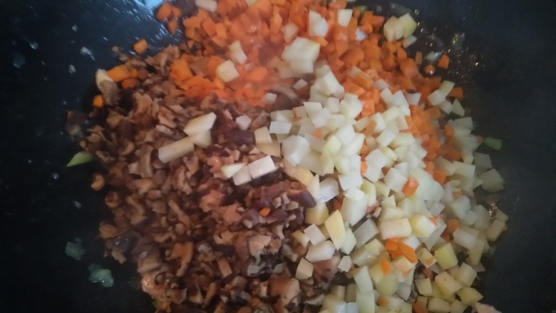 中式肉酱意面,再放入胡萝卜和土豆炒制,香菇和蔬菜都收缩变干。