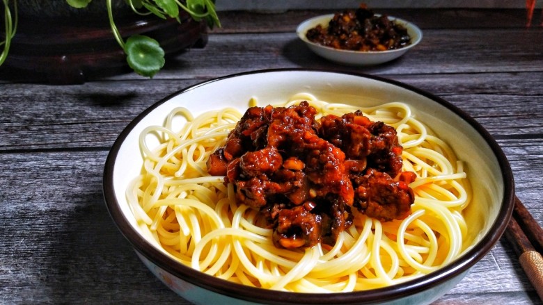 中式肉酱意面,放入酱料。来吃!