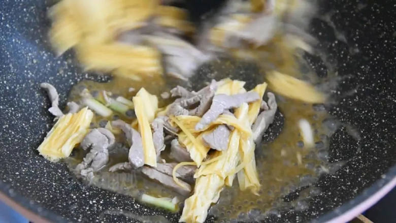 又一道下饭利器,营养丰富且简单易学,炒至变色倒入腐竹,加入1勺生抽、小半杯清水大火翻炒。