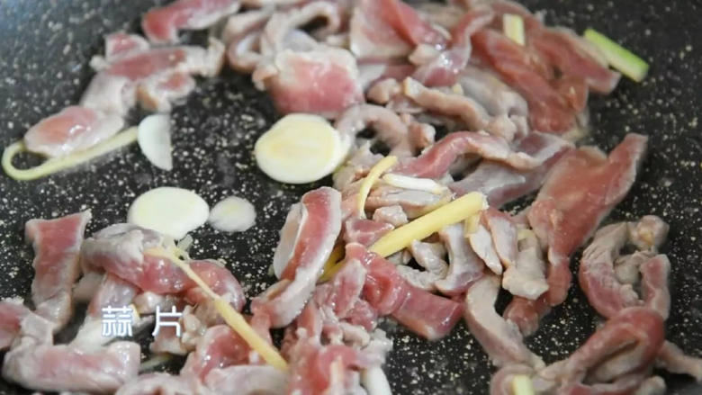 又一道下饭利器,营养丰富且简单易学,加入蒜片继续翻炒。