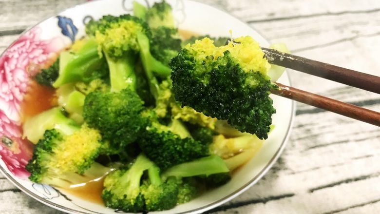 蚝油西兰花,美味的蚝油西兰花好了，味道棒棒哒😋