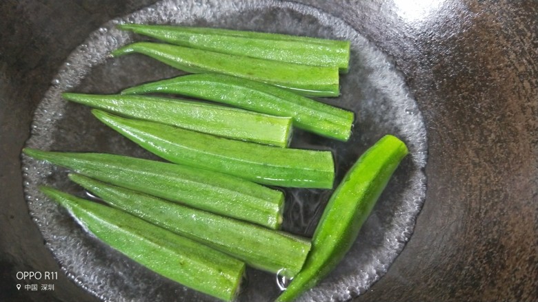 低脂营养早餐,锅里水烧开后放入秋葵再次煮开后再煮半分钟捞出锅虑干水备用