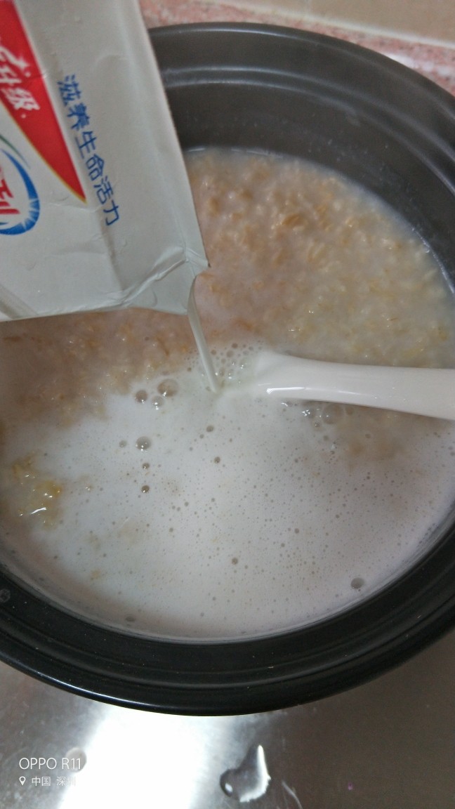 低脂营养早餐,煮好后关火倒入牛奶搅拌均匀,因为砂锅煮的,即使关火了也会继续沸腾一会儿的