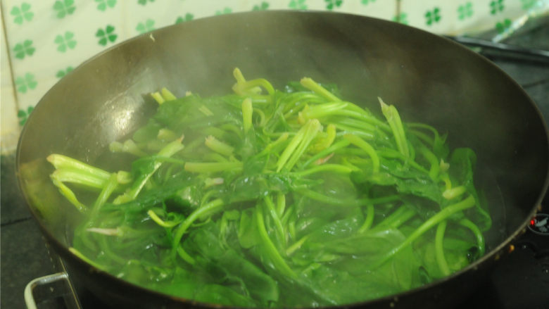 姜汁菠菜,菠菜放在开水中,汆烫一下