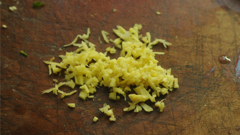姜汁菠菜,生姜去皮,切成末