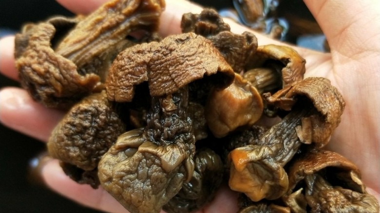 月牙骨烧双菇,<a style='color:red;display:inline-block;' href='/shicai/ 267'>姬松茸</a>温水洗净,提前泡好。