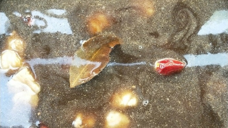 月牙骨烧双菇,我家这个是32寸锅,满满一大锅水,哈哈。
~如果泡的水不够请加清水。