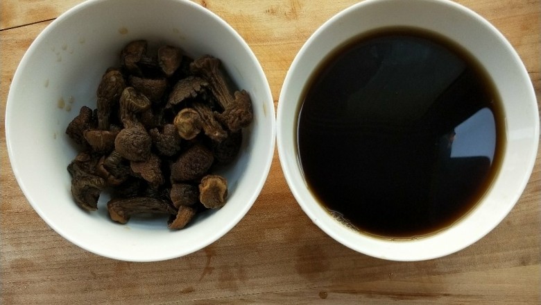 月牙骨烧双菇,把姬松茸,茶树菇的水挤净放大碗中,把泡姬松茸茶树菇的水过滤一下,倒另外一个大碗中。