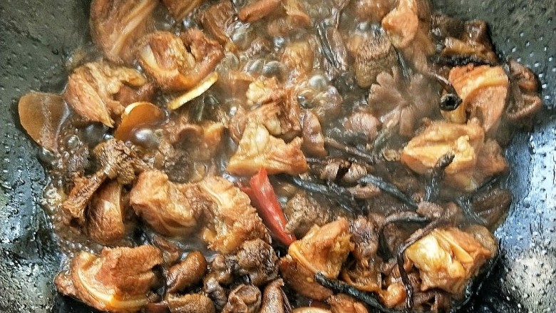 月牙骨烧双菇,炖煮至汁被月牙骨吸收得差不多状态,加少许<a style='color:red;display:inline-block;' href='/shicai/ 3729'>白糖</a>调味即可关火。
~这个菜我不放盐,因为蚝油酱油都是有咸味的。