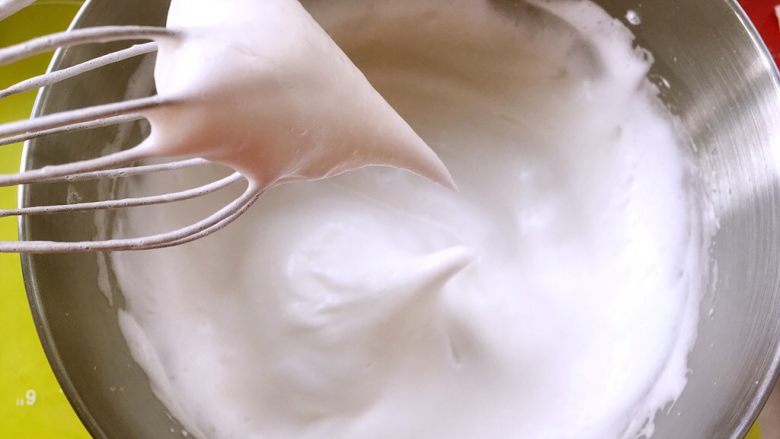 奶油蛋糕卷,蛋白分三次加入20克细砂糖打发,打蛋器全程低速打发蛋白更稳定,将打蛋打至湿性发泡,打蛋器提起有个长长的尖但不滴下来