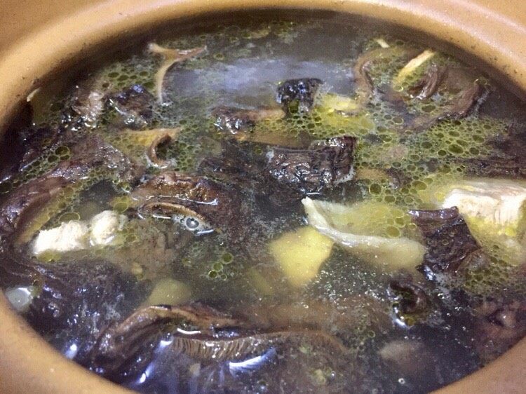 黑熊掌菌鲜笋土鸡汤,出去浮沫的汤汁已经浮着土鸡汤的黄油了,加盖熬汤,注意用小火