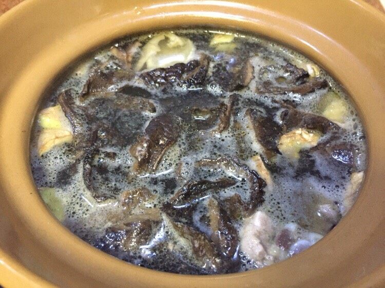 黑熊掌菌鲜笋土鸡汤,汤汁再次烧开时,出现浮沬,用勺子打去浮沬